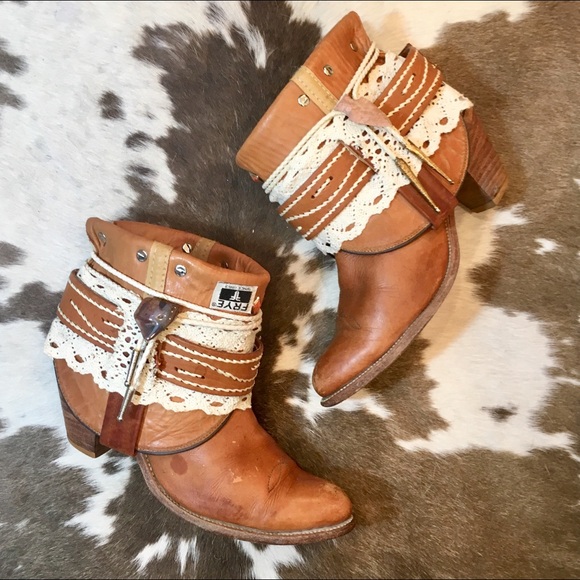 Vintage Frye Handcrafted Boho Booties size 10 M - Picture 1 of 13